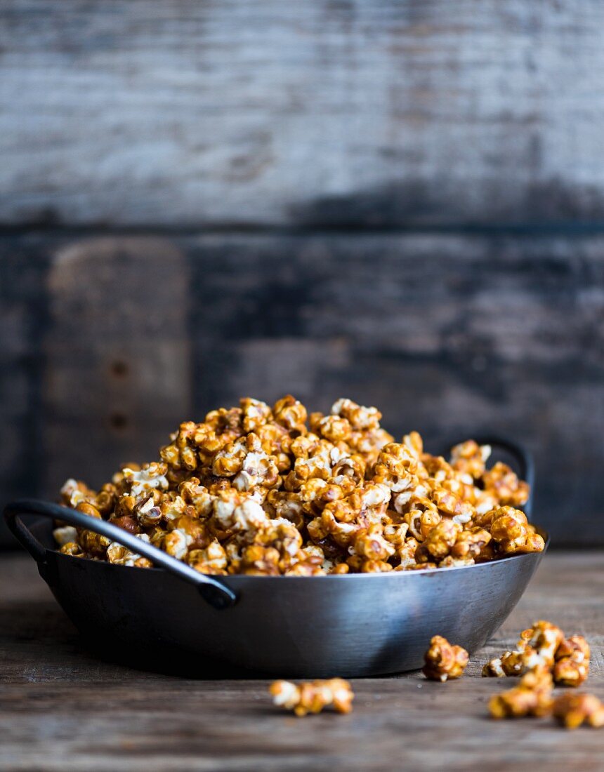 Caramel popcorn in a metal pan