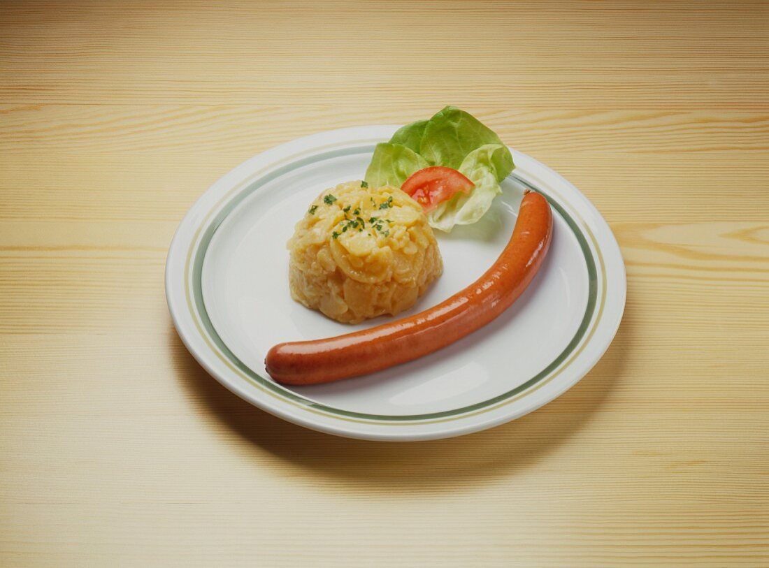 Ein Frankfurter Würstchen mit Kartoffelsalat