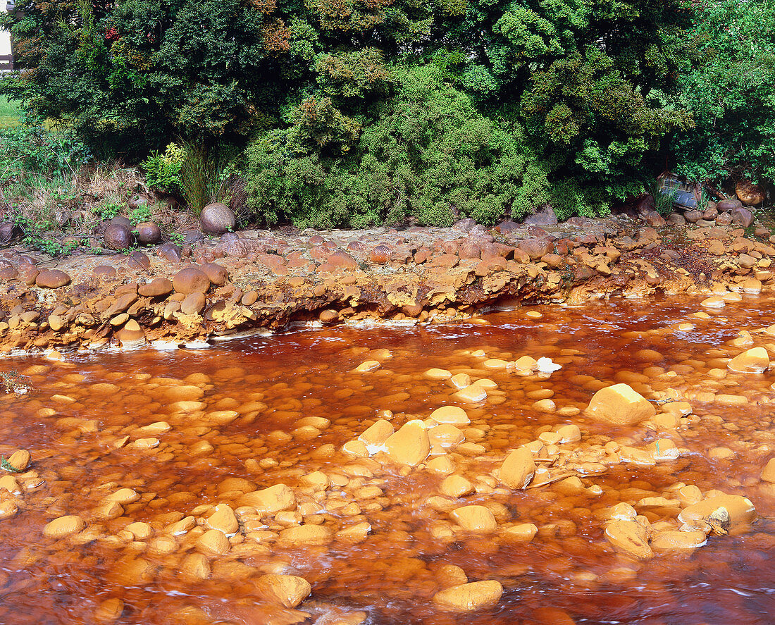Queen River polluted from copper mining,Tasmania