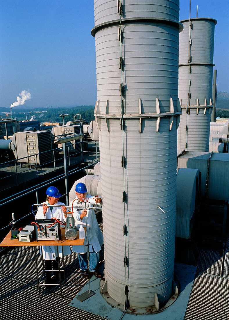 Monitoring air pollution from a chimney