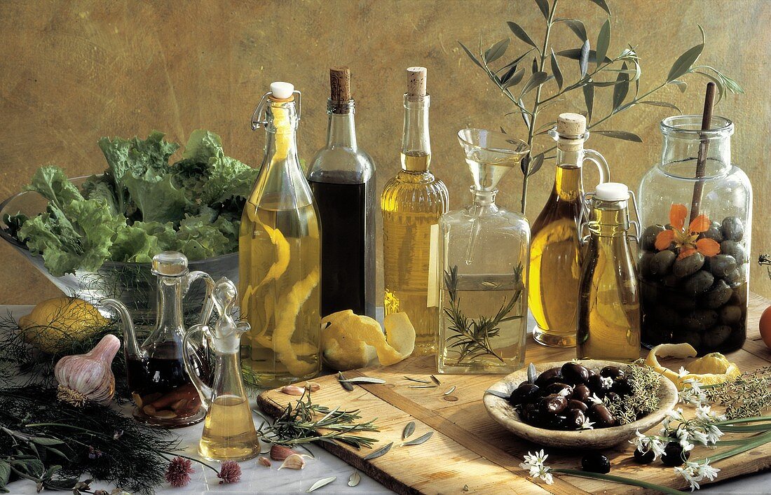 Stillleben mit verschiedenen Öl- & Essigsorten, Salat, Oliven