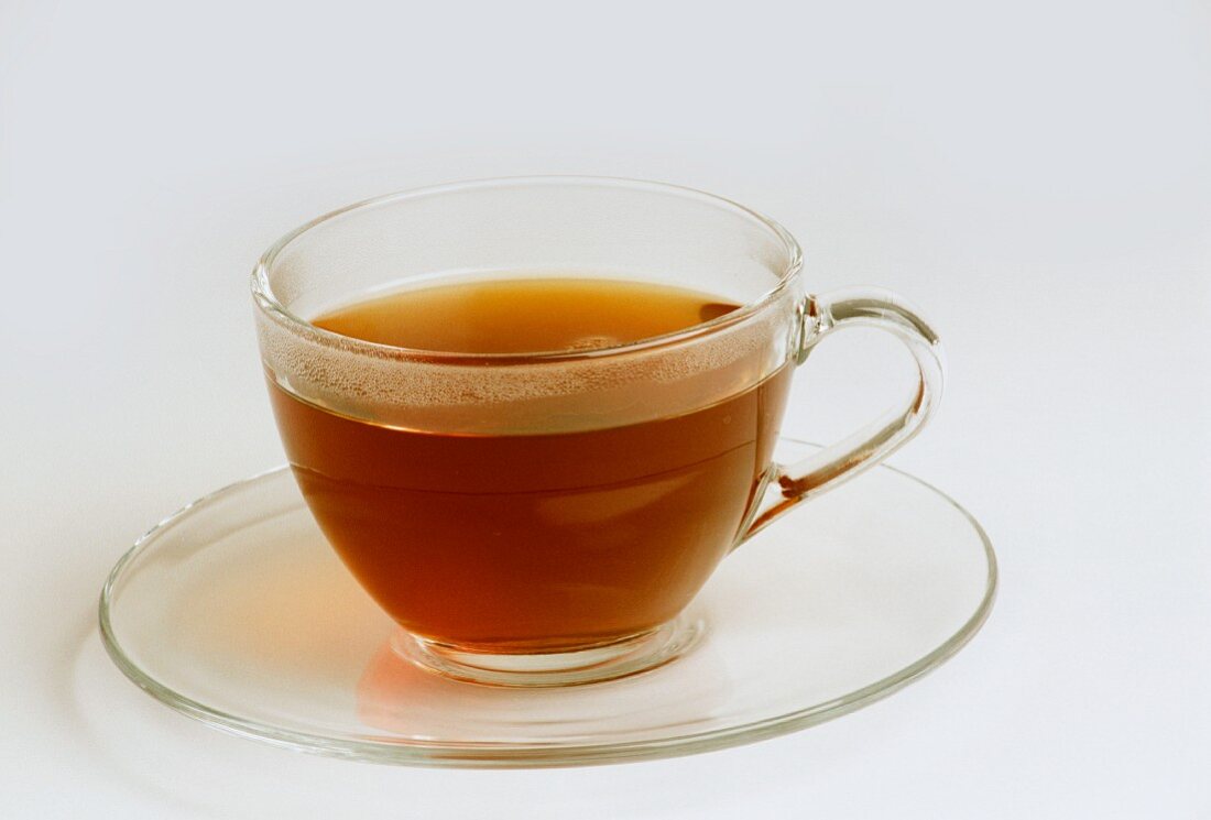 Eine Tasse Tee in einer Glastasse