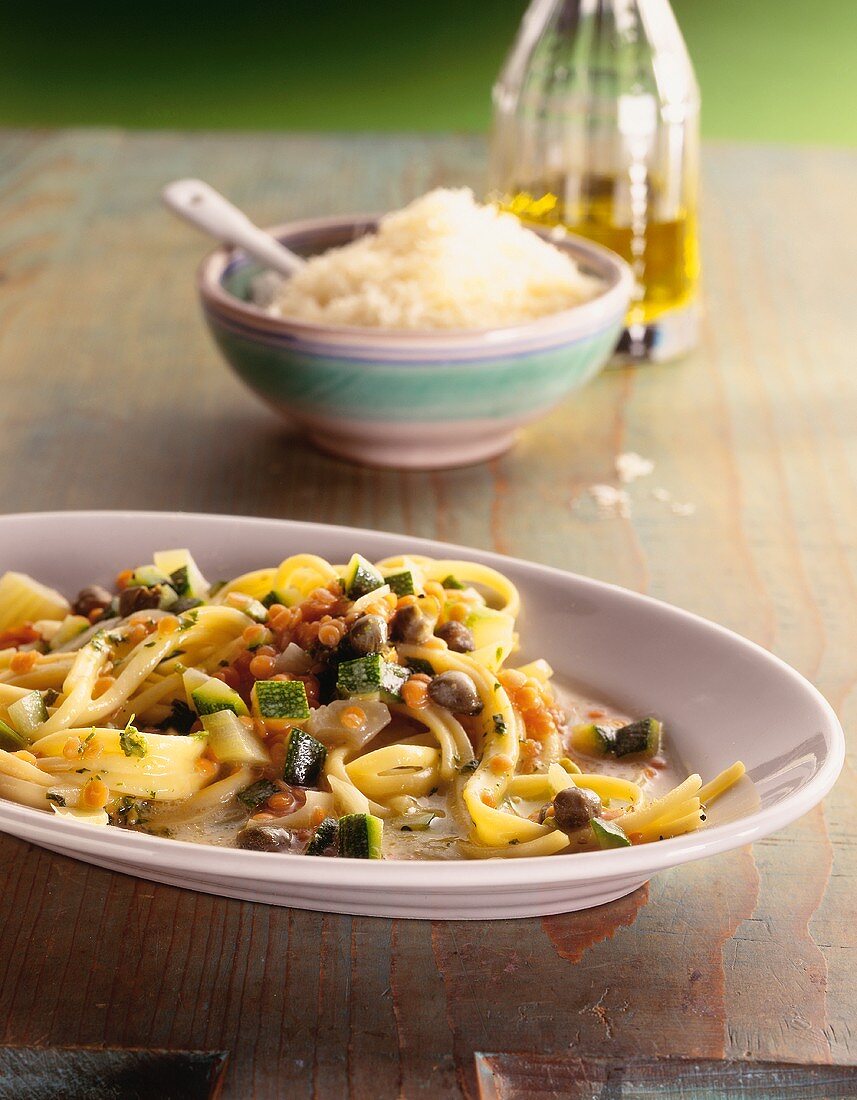 Linguine mit roten Linsen, Zucchini, Kapern & Kräutern