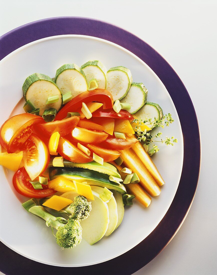 Gemüse für Rohkostplatte vorgeschnitten: Zucchini, Möhren u.a