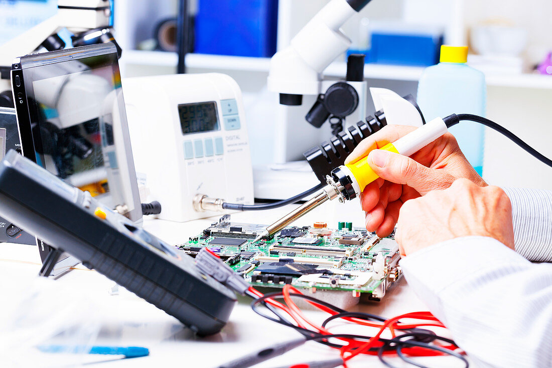 Soldering equipment and circuit board