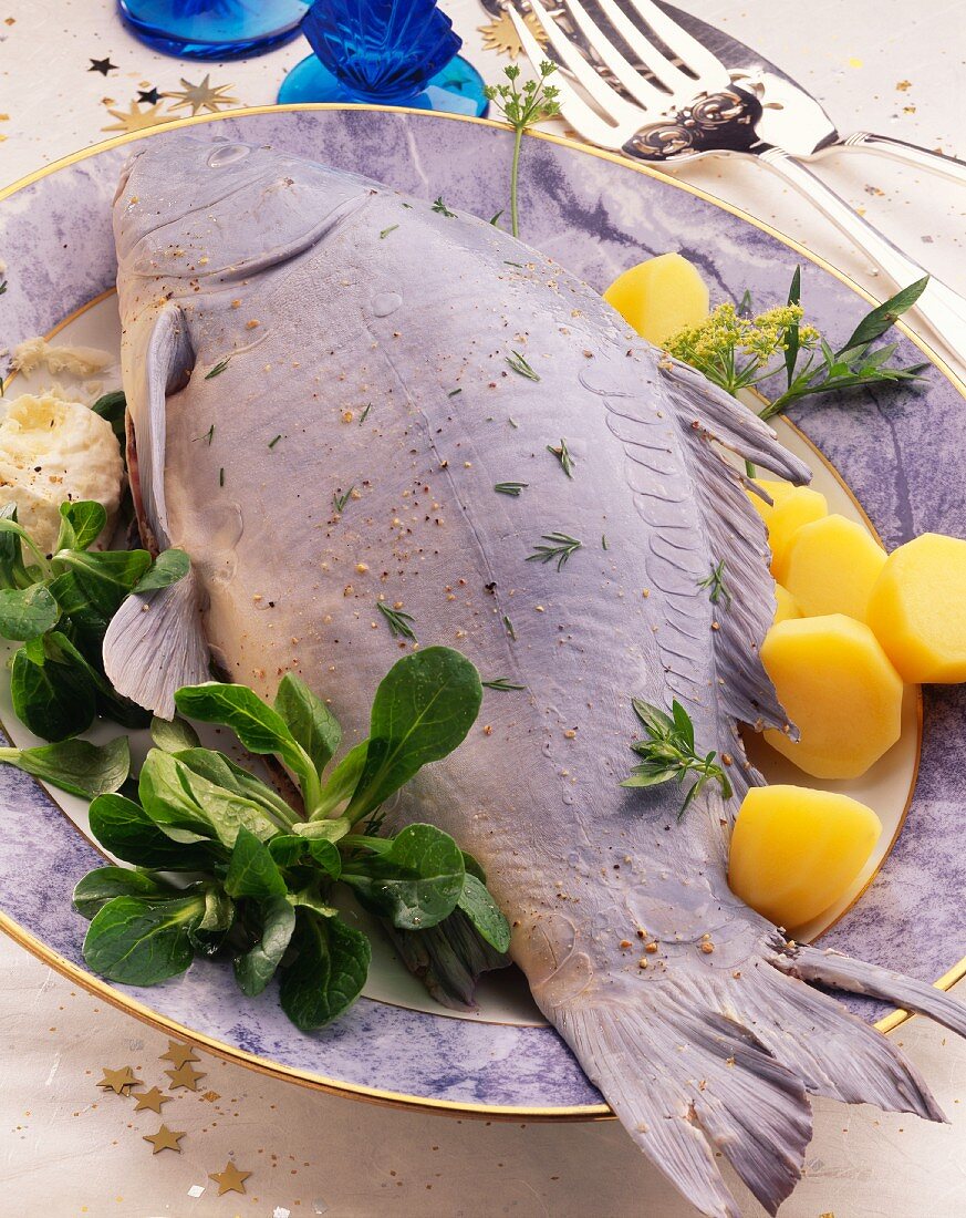 Karpfen blau mit Kartoffeln & Feldsalat auf Teller