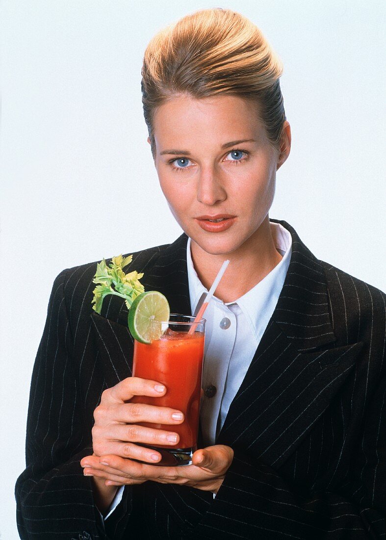 Blonde Frau mit Bloody Mary