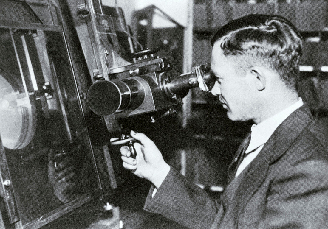 Clyde Tombaugh using his blink comparator