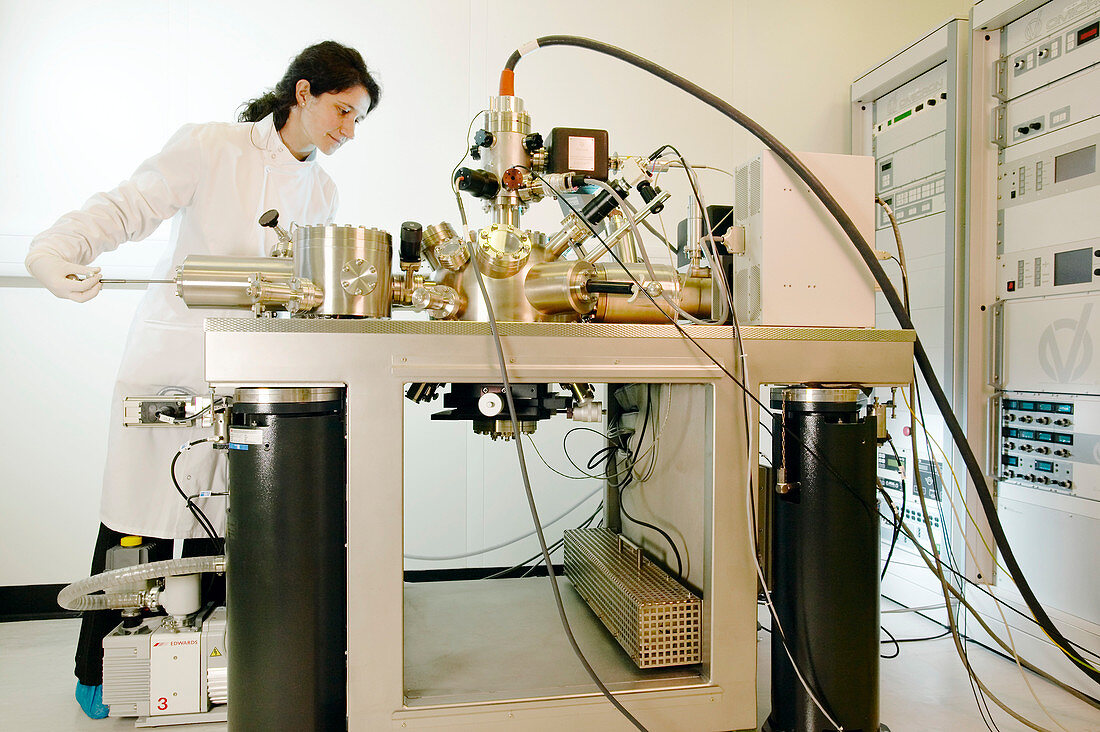 Ultra-high vacuum nanoprobe