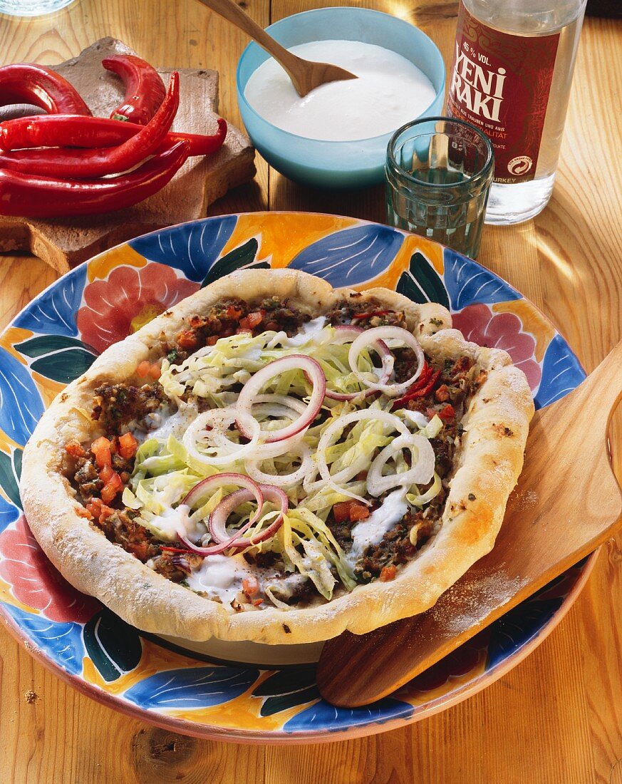 Türkische Pizza (Lahmacun) mit Zwiebeln, Kraut & Hackfleisch