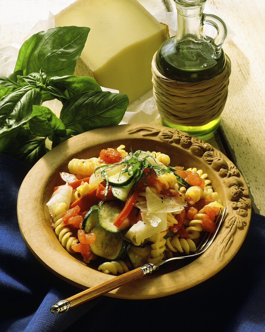 Nudelsalat mit Zucchini, Tomaten & Paprika auf Teller