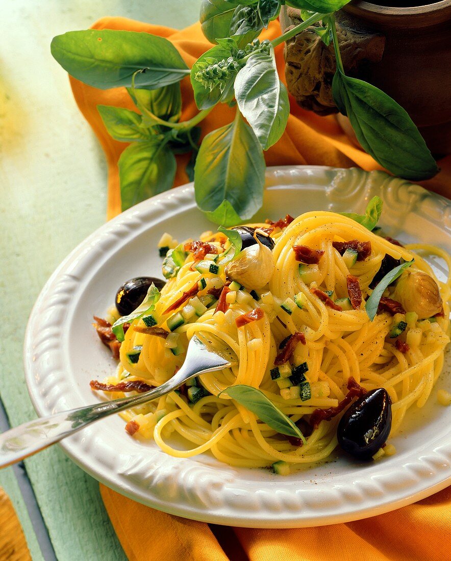 Spaghetti mit Zucchini, Oliven & getrockneten Tomaten