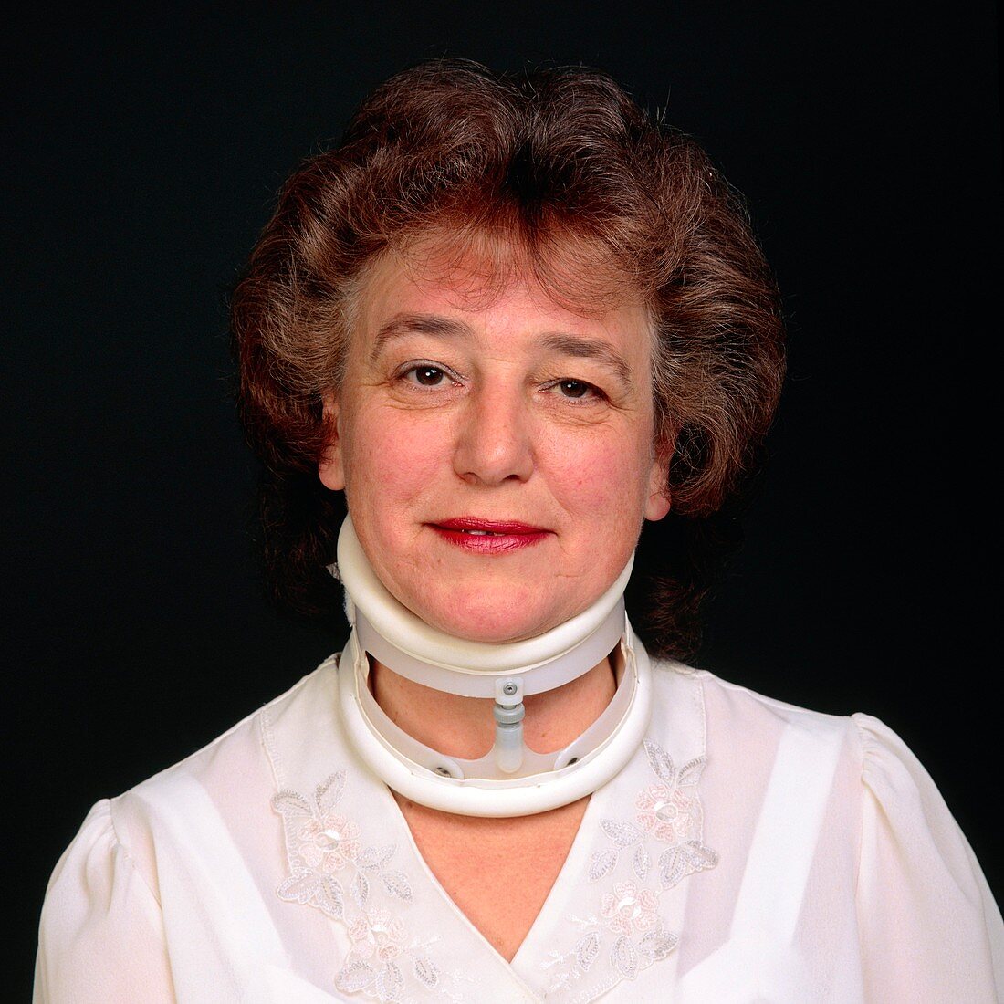 Orthopaedic neck collar on a woman (summer)