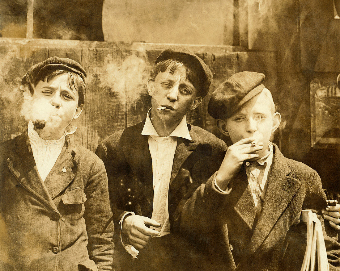 Newspaper boys smoking,1910