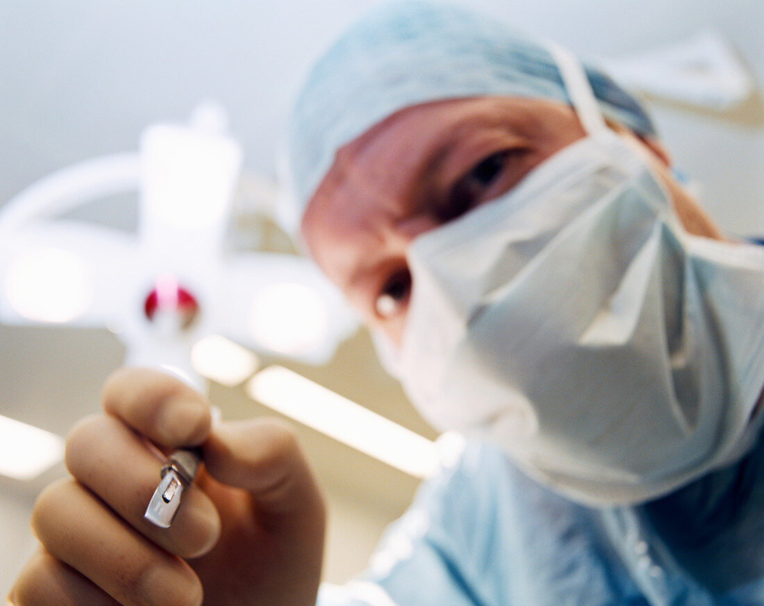 Surgeon holding a scalpel