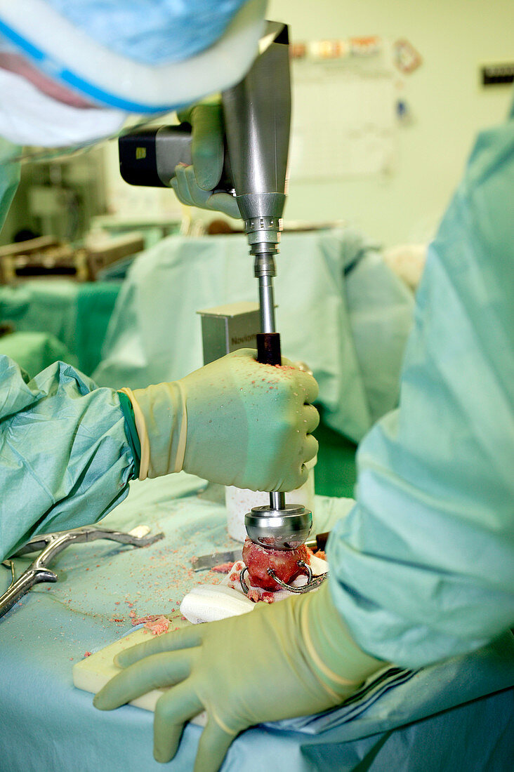 Surgery to remove a tumour in the pelvis