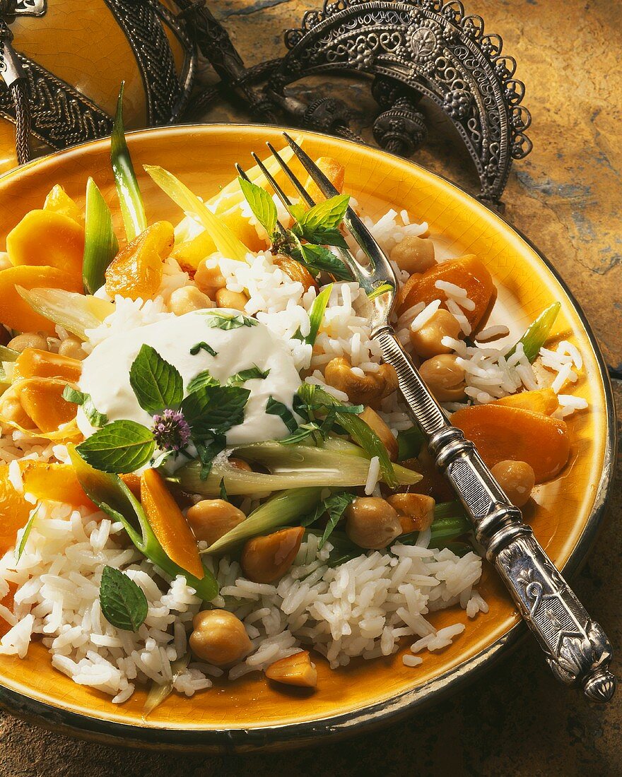 Reisgericht mit Gemüse, Kichererbsen & Joghurt-Minze-Dressing