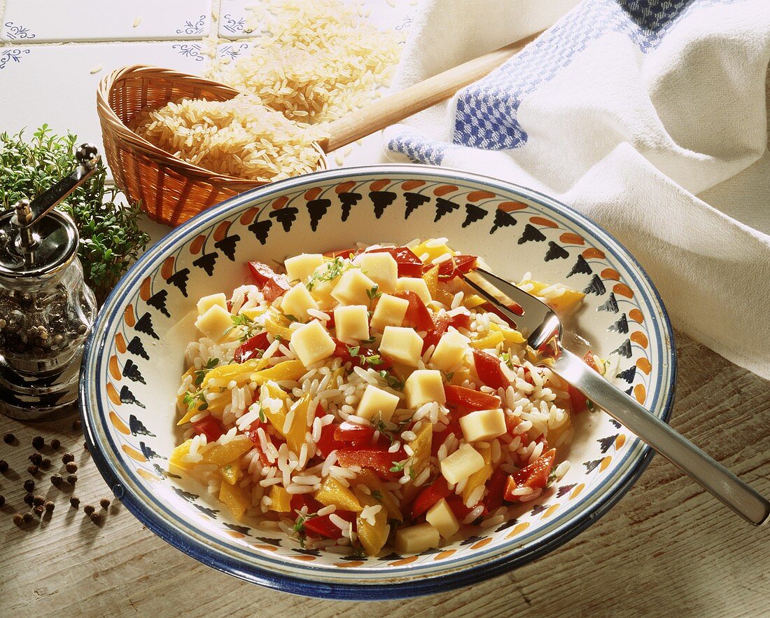Reissalat mit Paprika & Käsewürfeln auf Teller