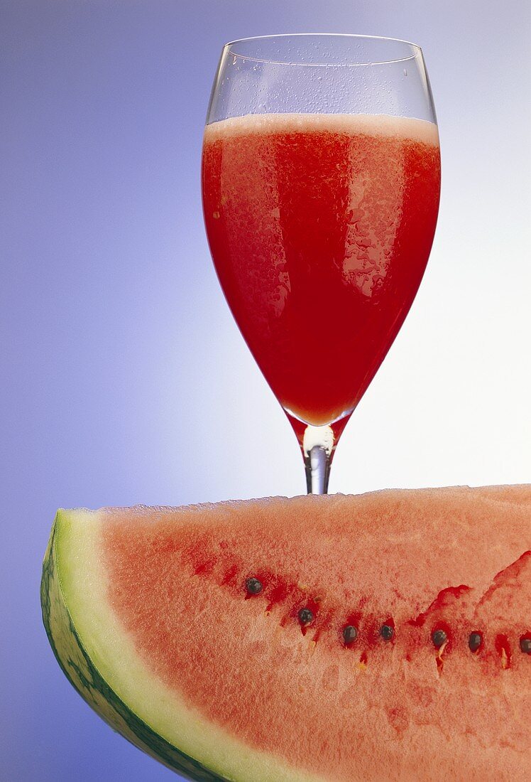 Glas mit Melonensaft, Deko: Stück Wassermelone