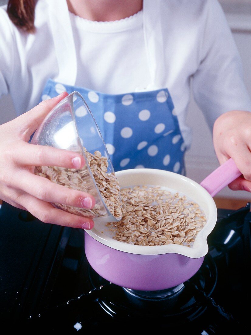 Making porridge from oats