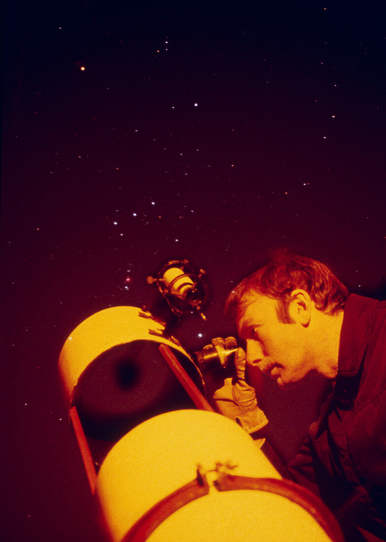 Amateur astronomer & Newtonian reflector telescope
