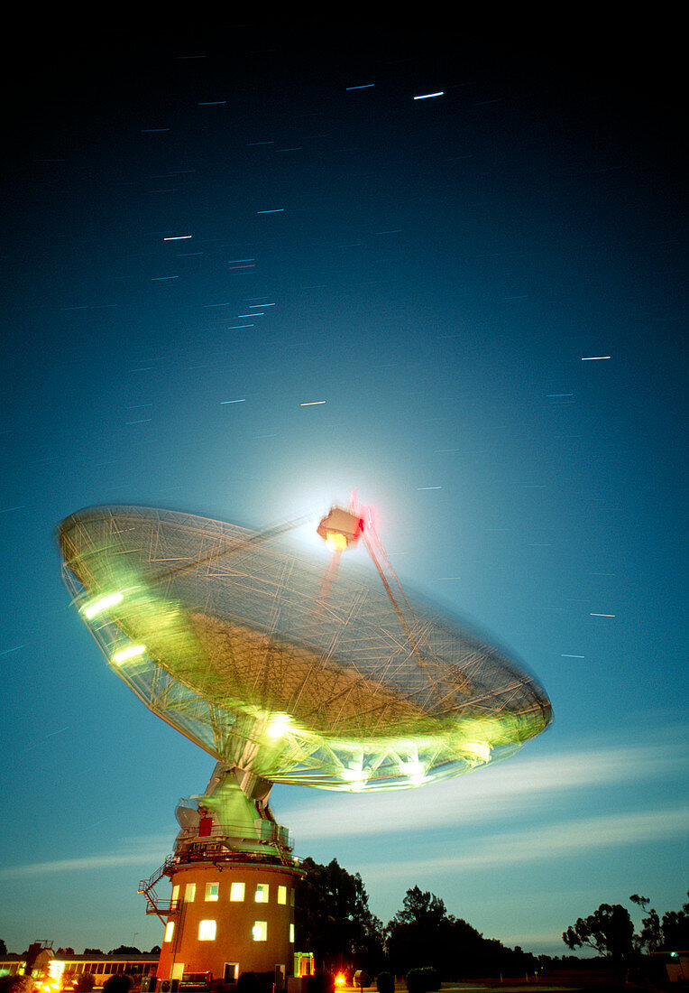 Time-lapse of Parkes radio telescope,Australia
