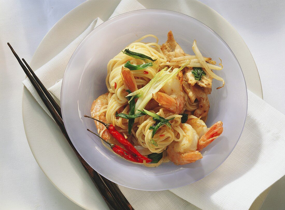 Spaghetti with shrimps, pork, vegetables and sprouts