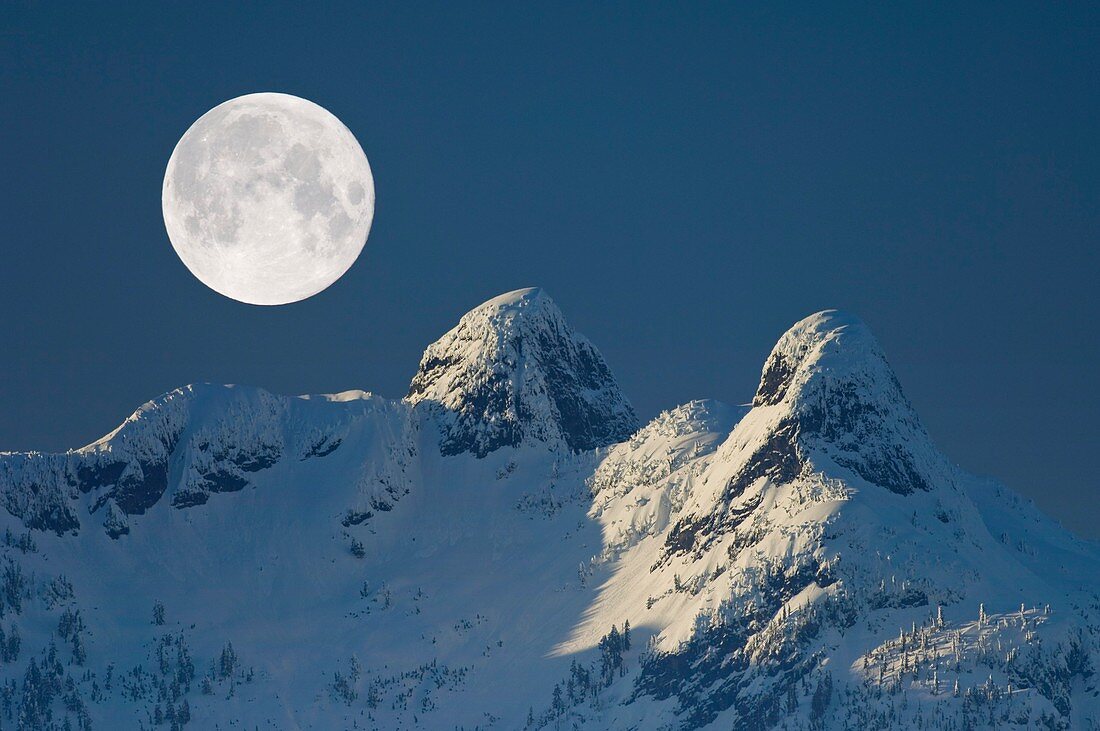 Full Moon over The Lions,Canada