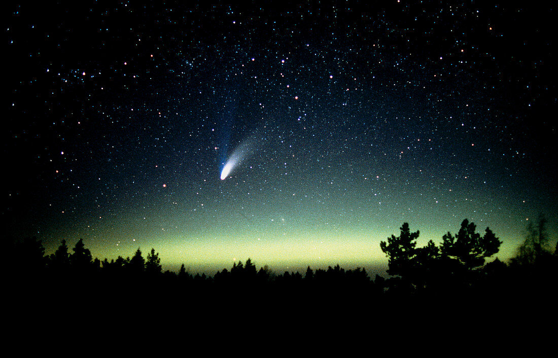Comet Hale-Bopp and aurora borealis,30 March 1997