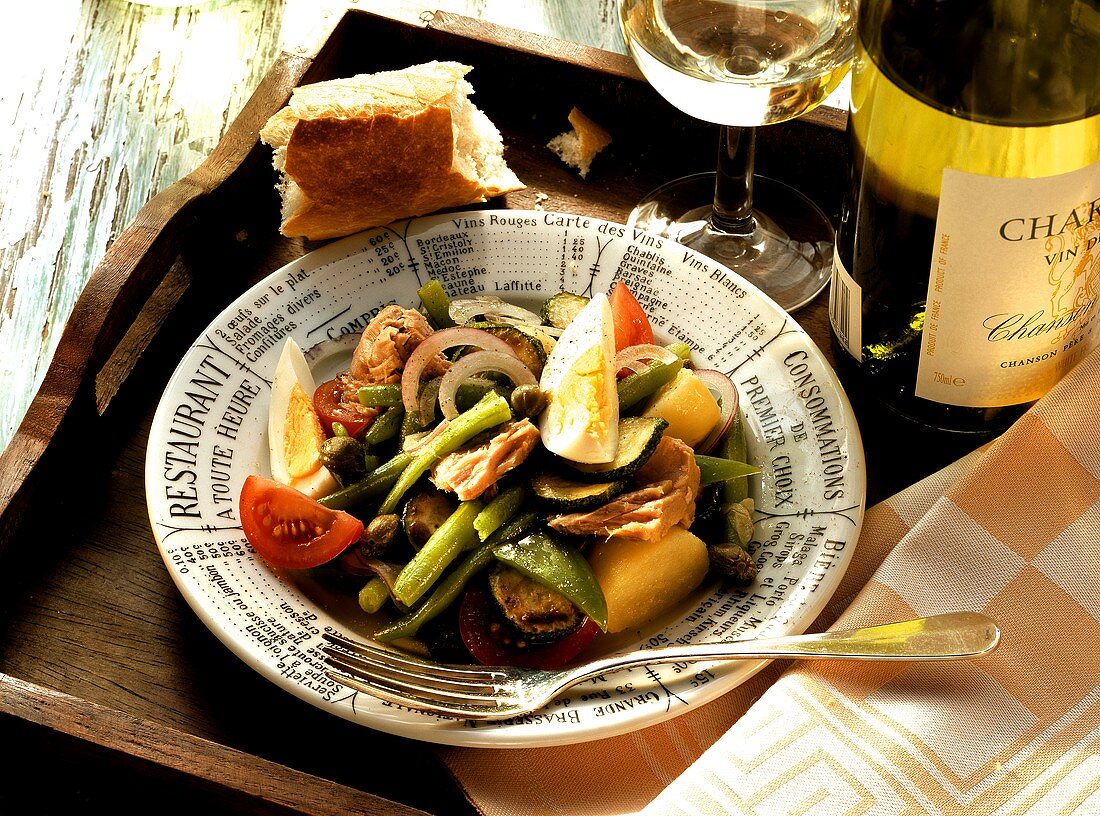 Salade nicoise mit Eiern, Bohnen, Thunfisch & Kapern