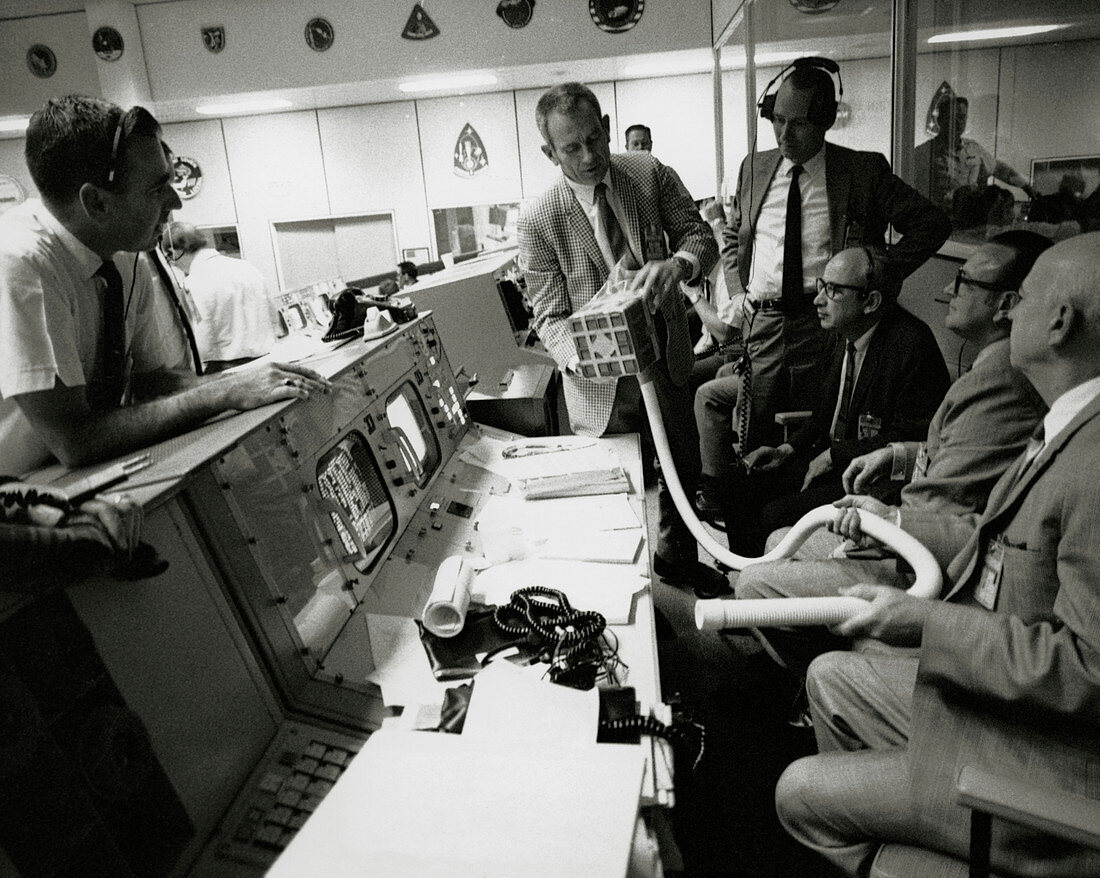 NASA team discuss Apollo 13 CO2 problem