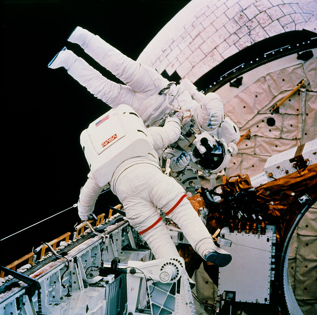 Astronauts Harbaugh & Runco in EVA test,STS-54