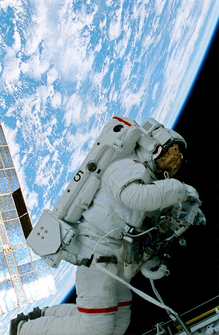 Astronaut Scott Parazynski performs a spacewalk
