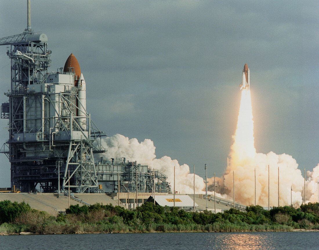 Launch of Shuttle STS-31,with STS-35 on other pad