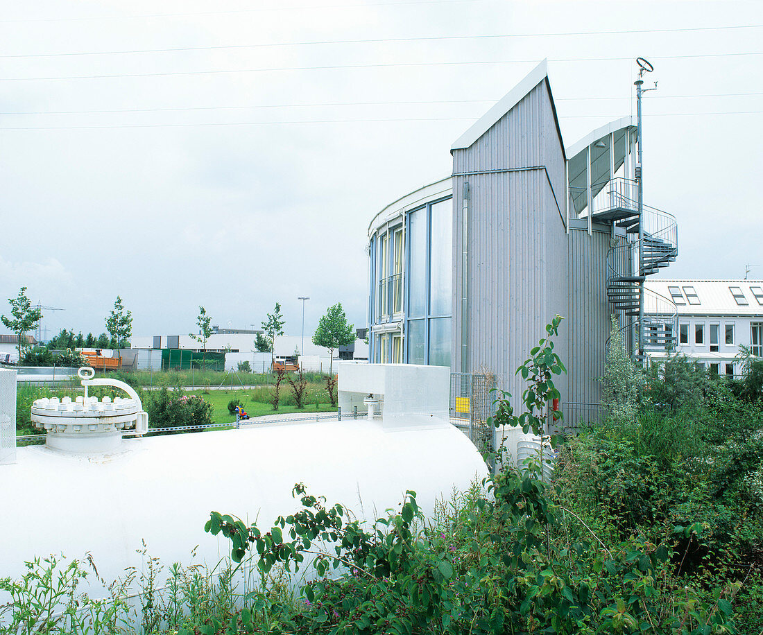 Solar hydrogen tank