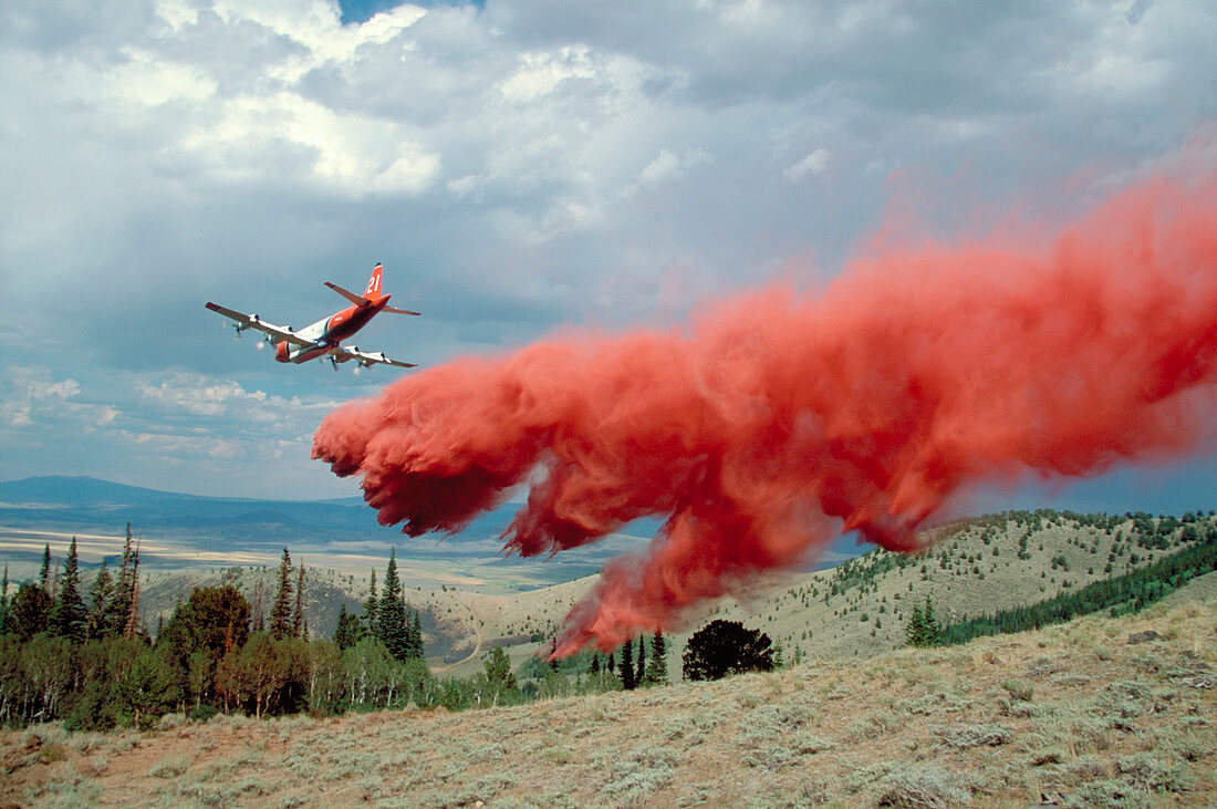 Aircraft releases fire retardant