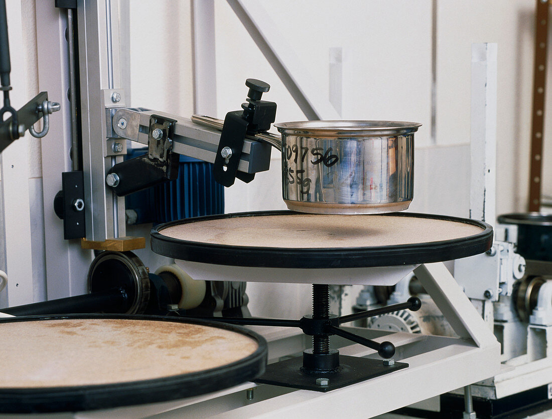 Machine testing the usable life of saucepan handle