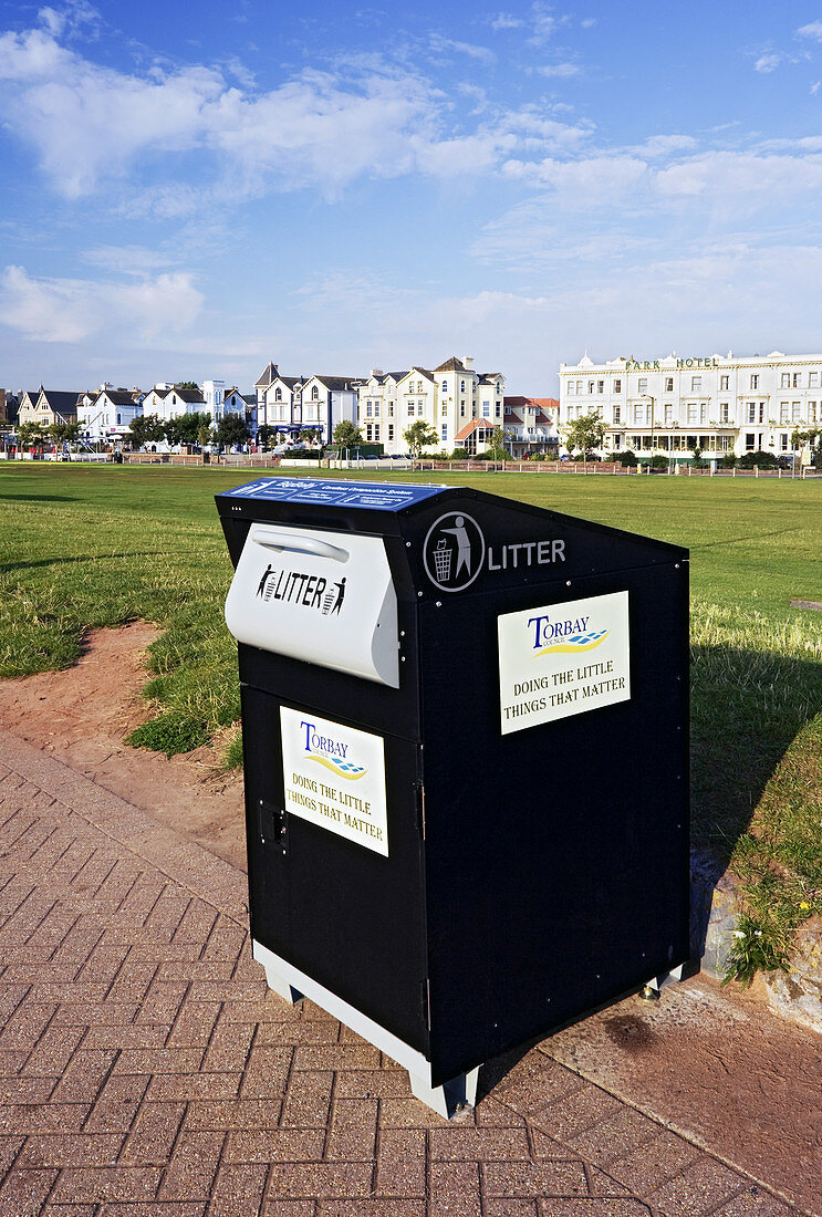 Solar-powered rubbish bin