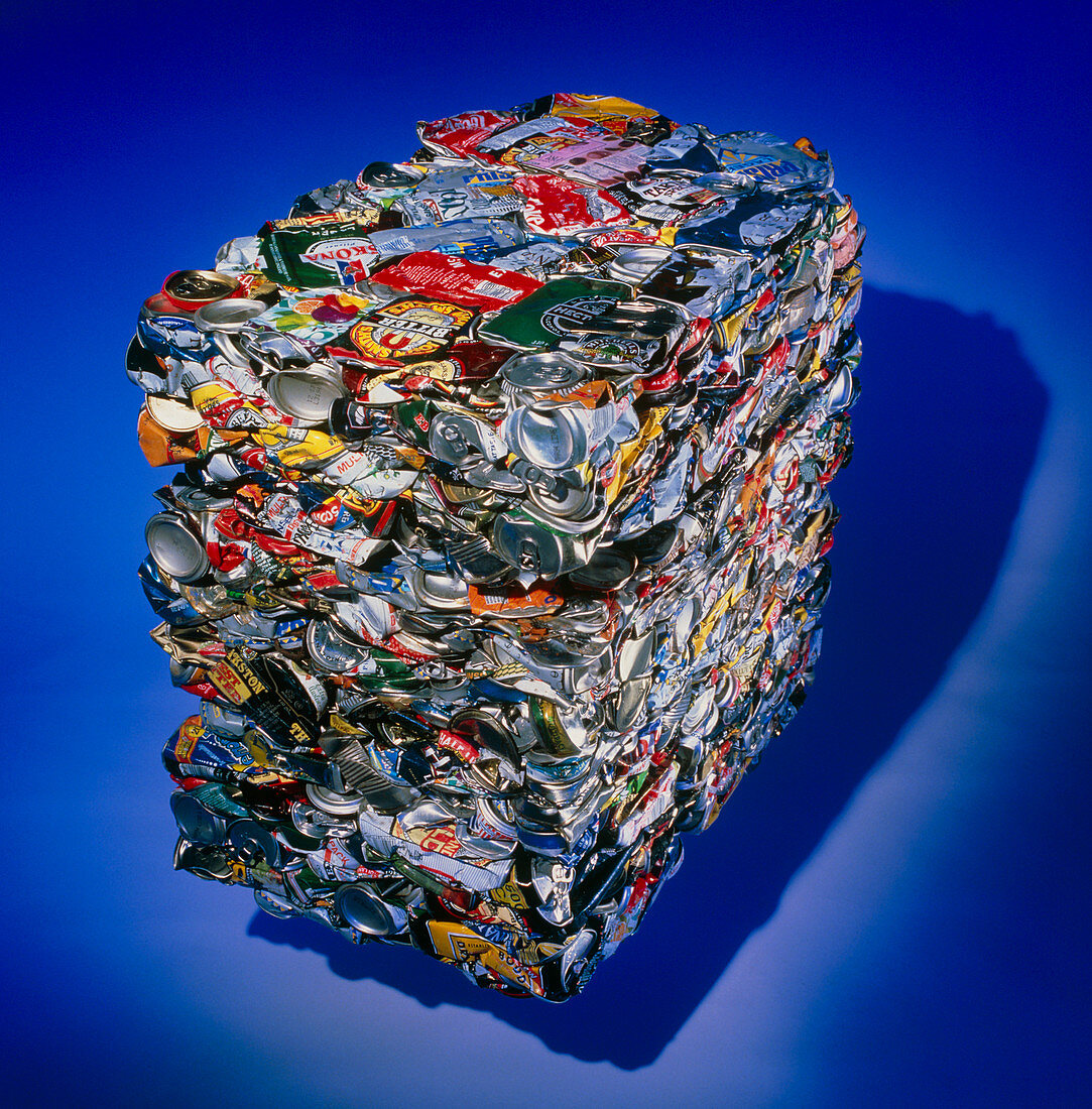 Aluminium recycling: compressed aluminium cans