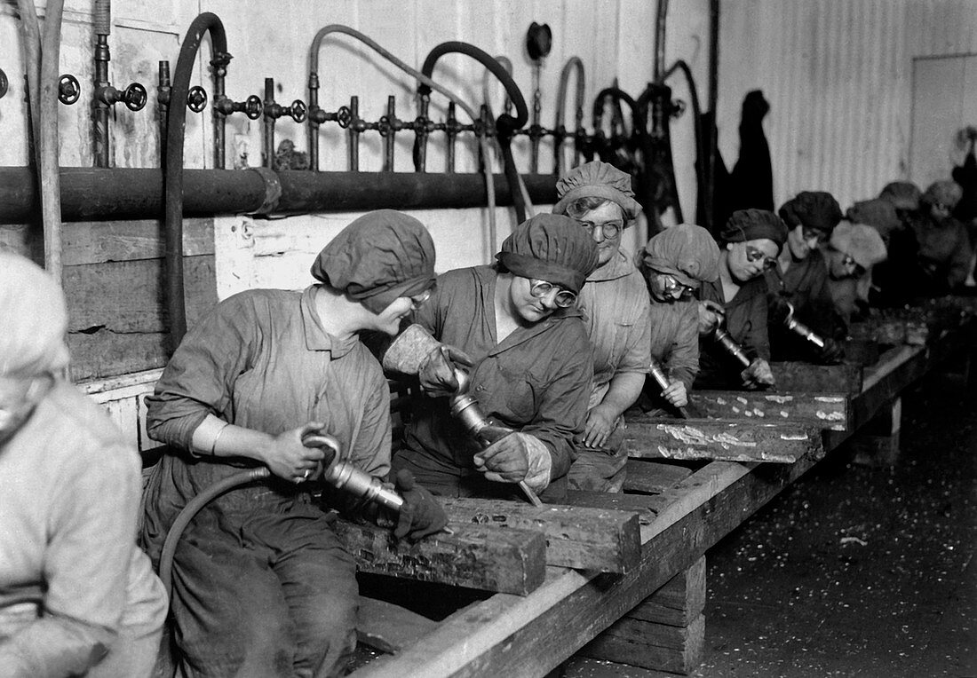 First World War munitions factory workers