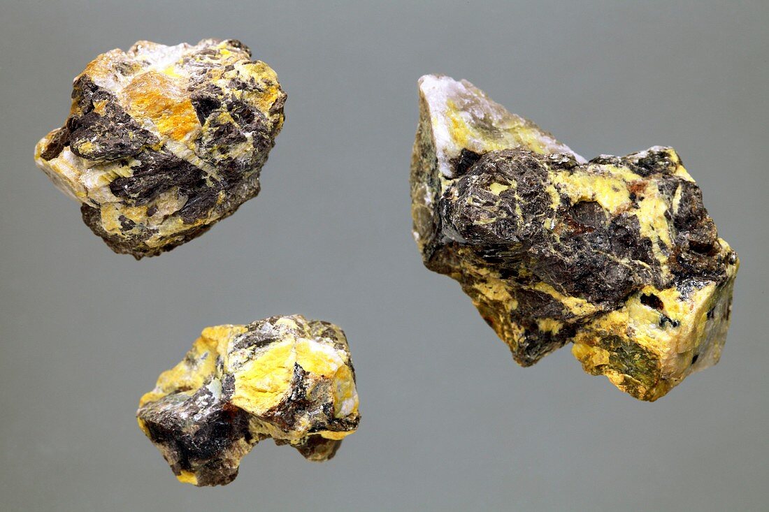 Uranium-bearing mineral rocks
