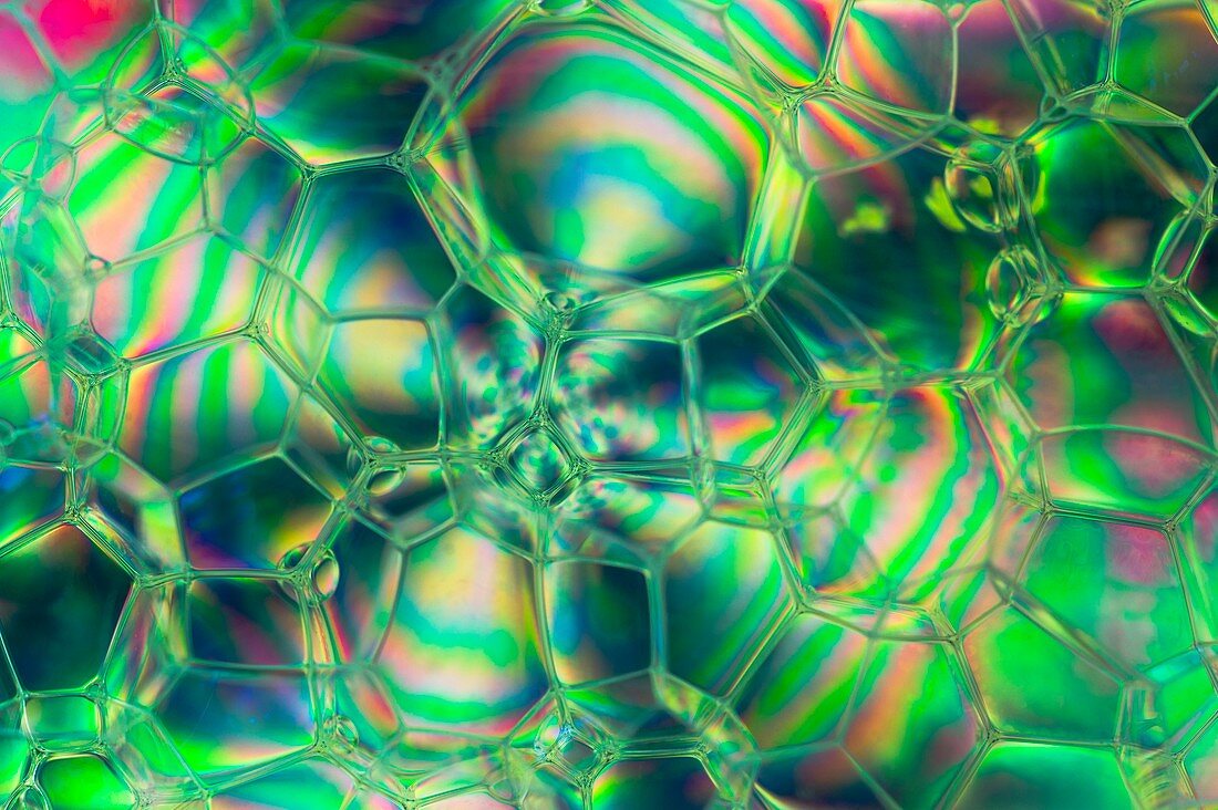 Soap bubbles in polarised light