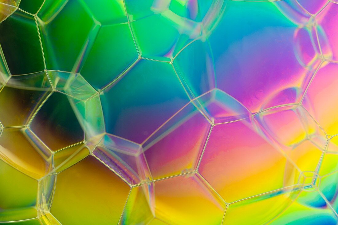 Soap bubbles in polarised light