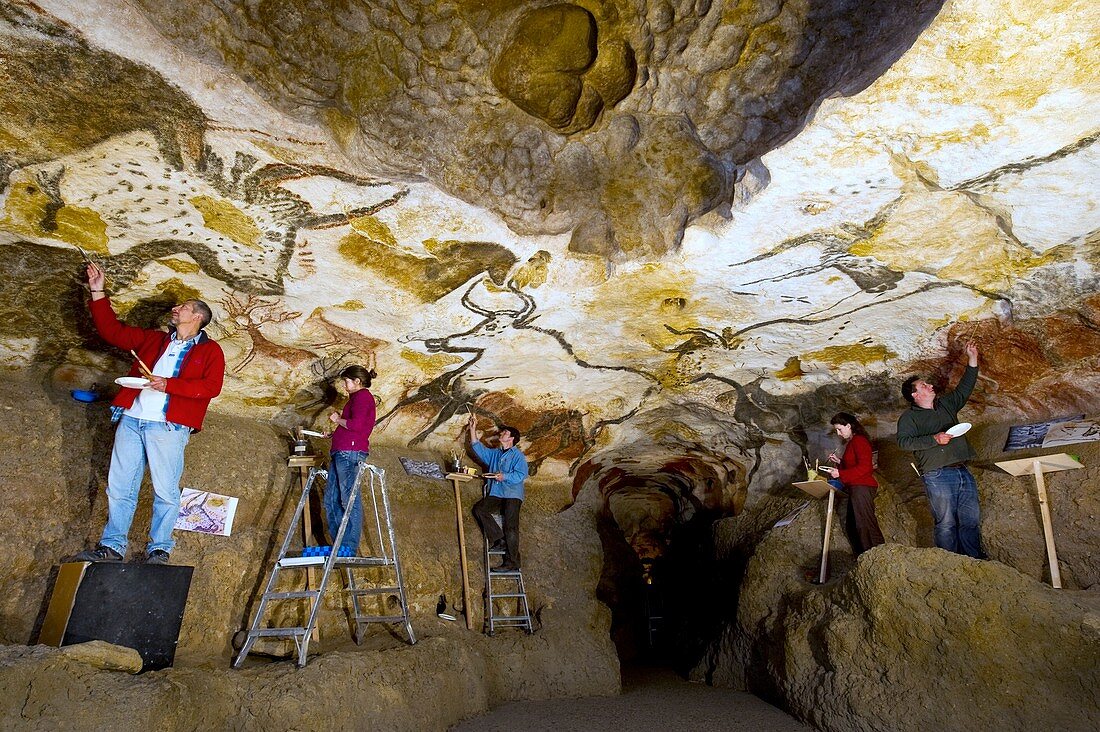 Restoring Lascaux cave paintings replica