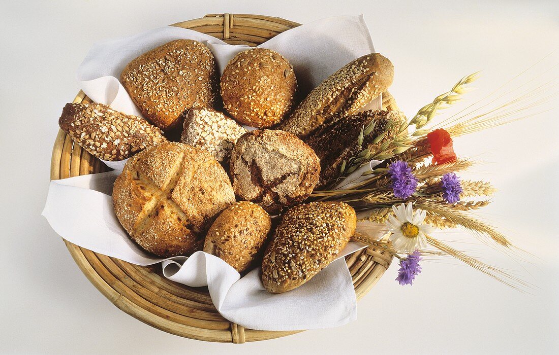 Vollkornbrötchen im Korb (Kornstange, Semmel)