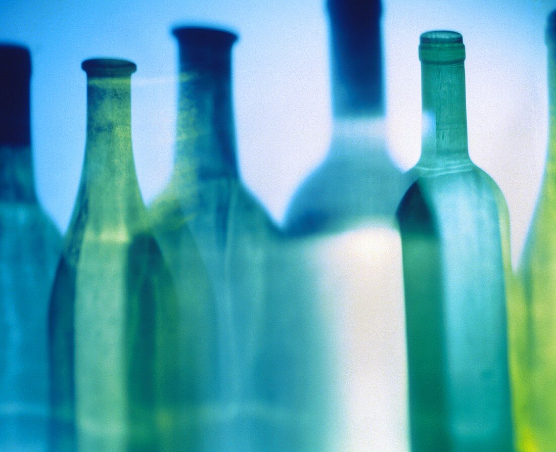 Verschiedene neutrale Weinflaschen
