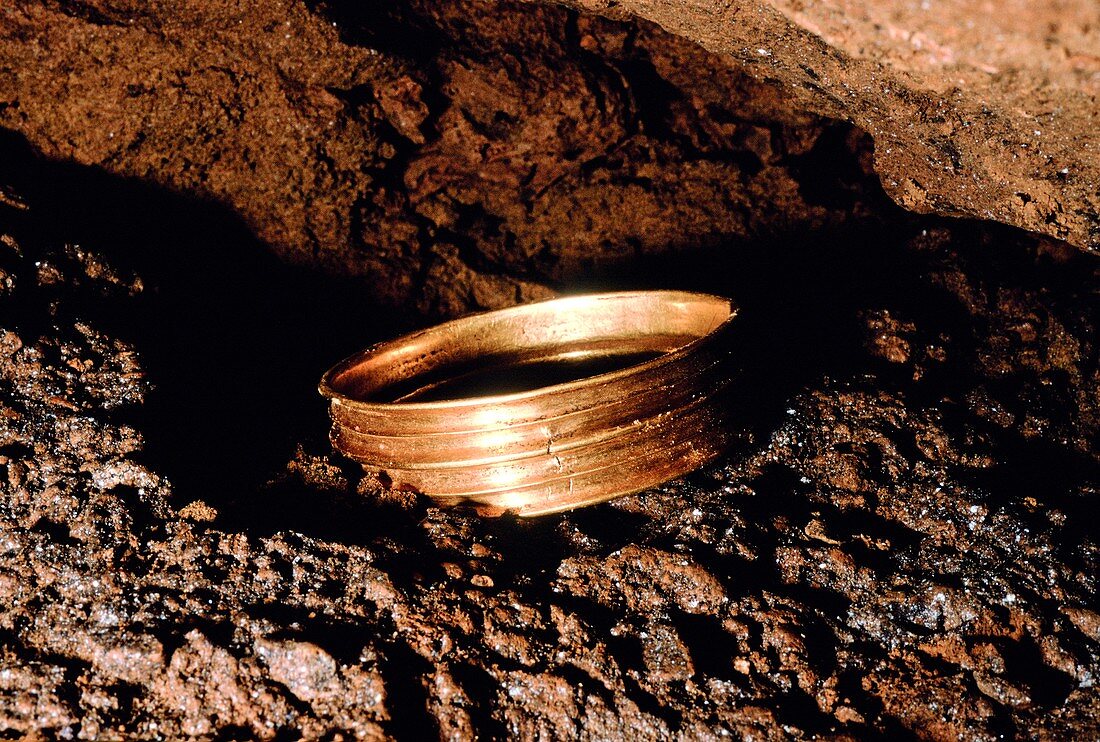 Bronze Age gold bracelet