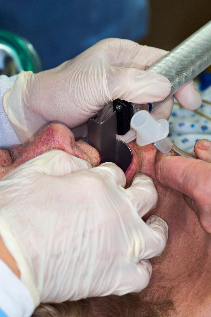 Intubating a patient
