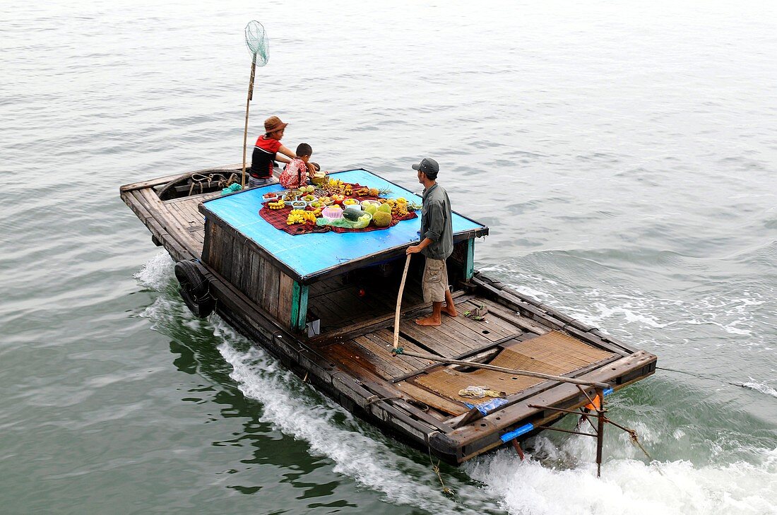 Vietnamese fruit sellers