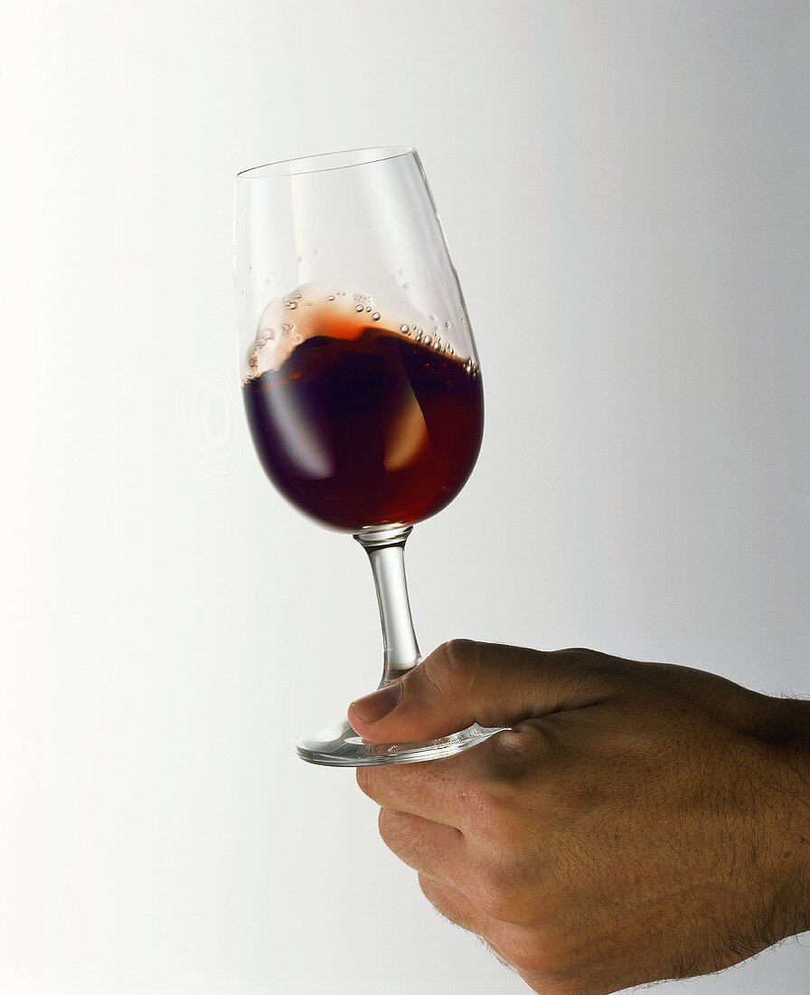 Rotweinglas schwenken: Farbtönung verrät Alter und Herkunft
